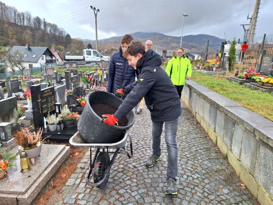 Žáci ze ZŠ Jeseník pomáhali s výsadbou habrů