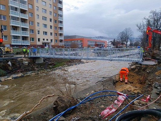 Instalace provizorní lávky zapůjčené ze SSHR