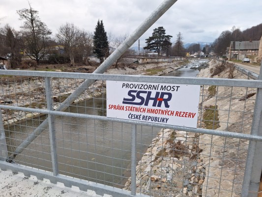 Provizorní lávka spojující ulice O. Březiny a Bezručova