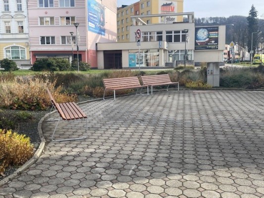 Nové lavičky v oblouku