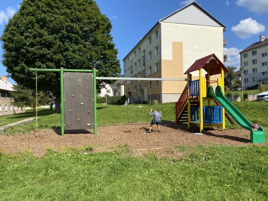 Bývalé hřiště v ulici Klicperova.