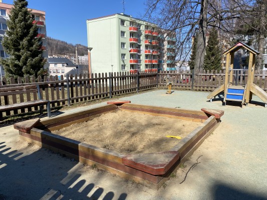 Dětské hřiště v ulici Vaškova.