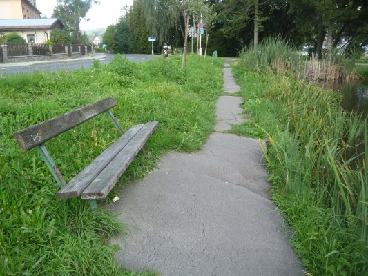 Chodník před realizací revitalizace